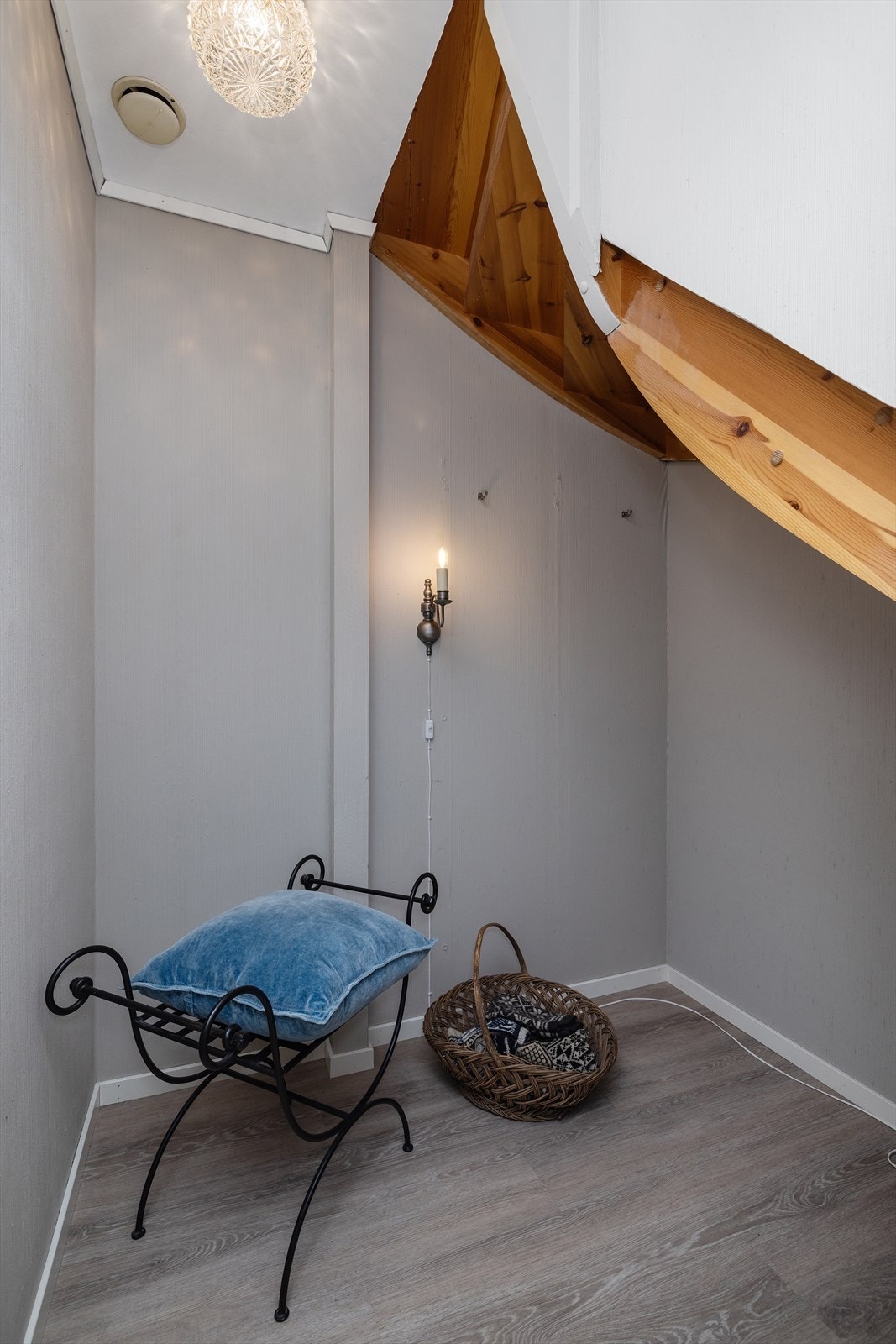 Praktisk lagringsplass under trappen. Galleribilde