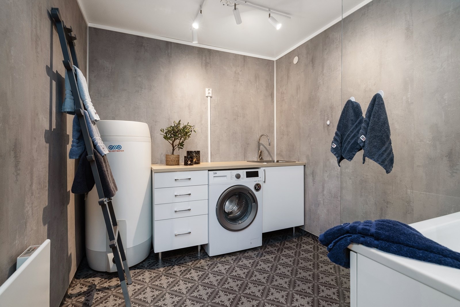 Badet ble oppgradert av fagfolk i 2020. Her er det opplegg for vaskemaskin og en praktisk benkeplate. Galleribilde