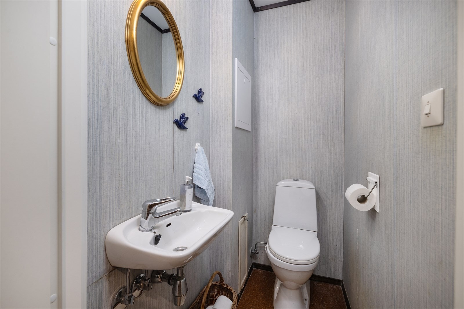I tillegg til badet har leiligheten et separat toalettrom i samme etasje, utstyrt med servant og toalett. Galleribilde