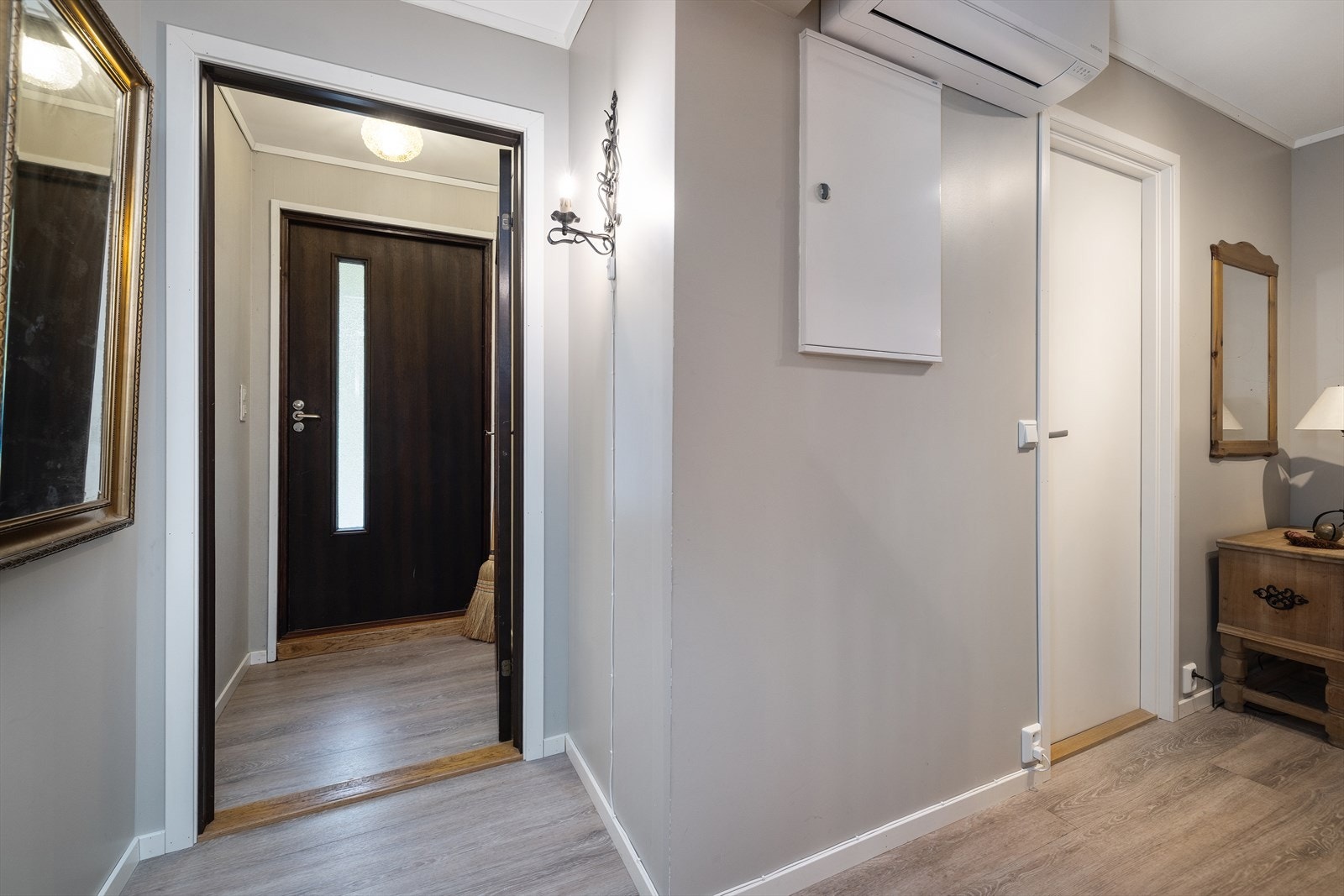 Fra entréen kommer du inn i en gang som fordeler tilgang til alle rom i etasjen. Sikringsskapet er plassert her. Galleribilde