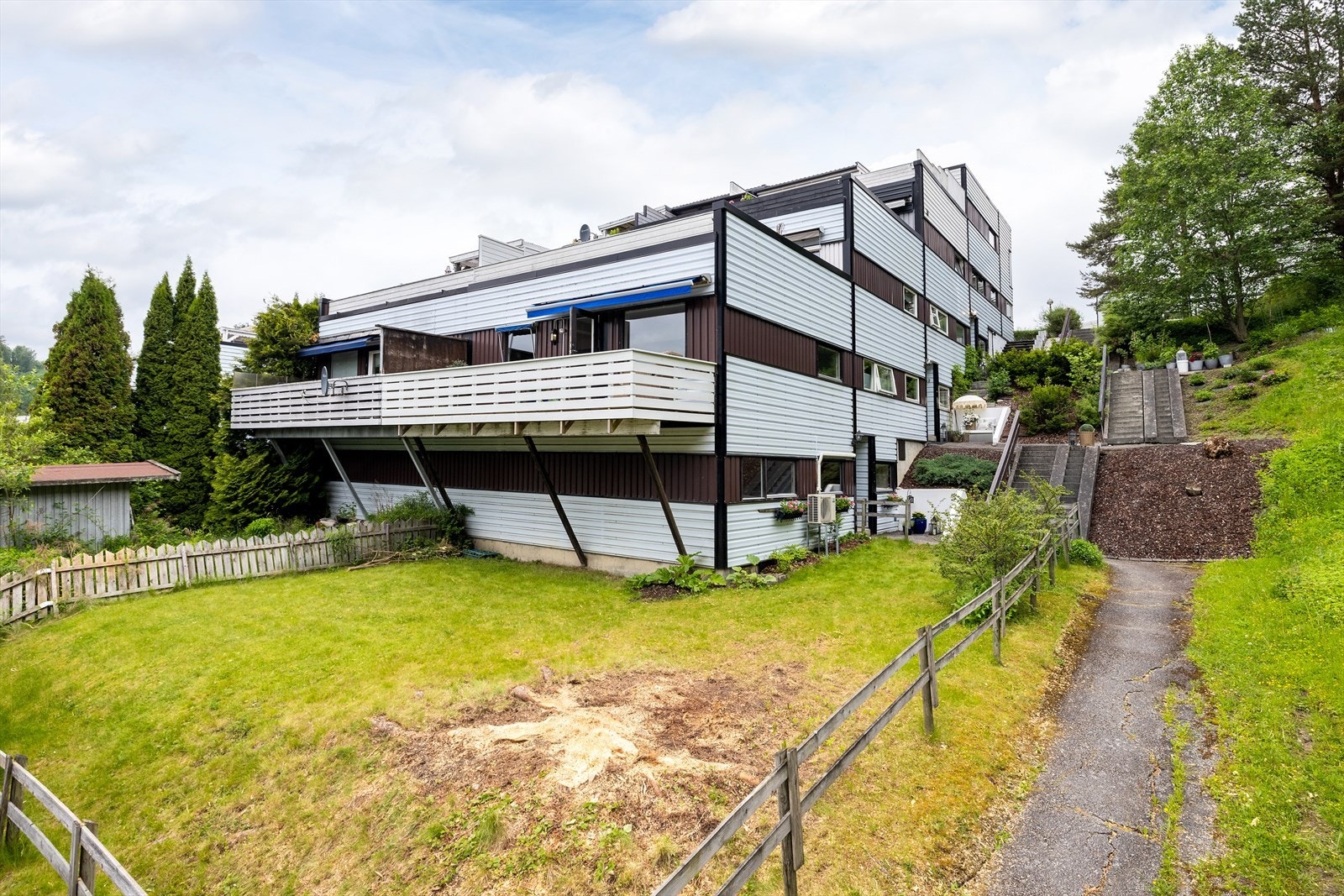 Leiligheten er en del av et terrassehus fra 1980, med fasadeplater og trevinduer med 2-lags isolerglass. Grøntarealet foran leiligheten tilhører Hengsle Vel. Galleribilde