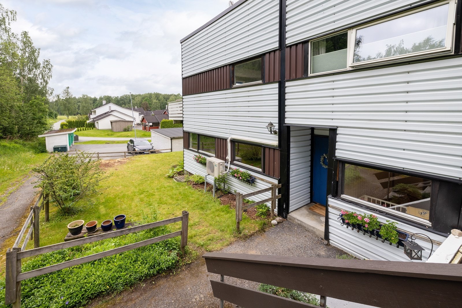 Boligen har en praktisk planløsning over to etasjer i et kjedehus. Galleribilde