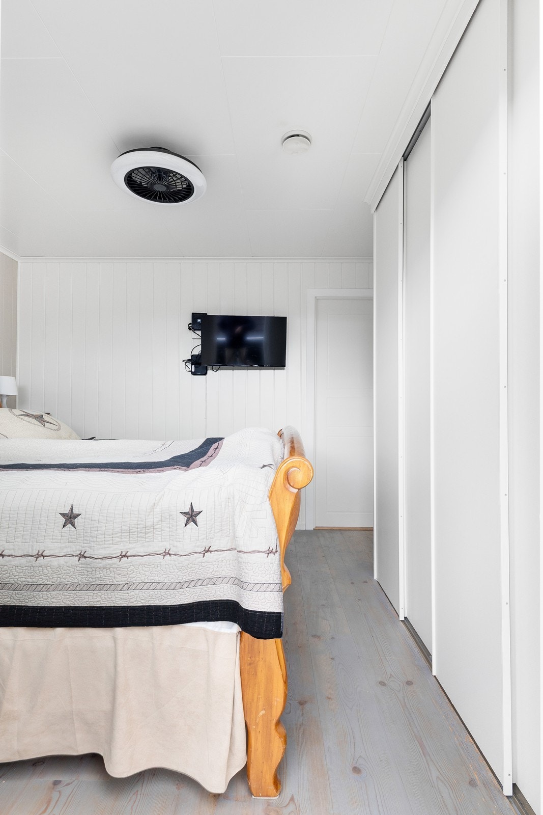 Hovedsoverom - skyvedørsgarderobe med god oppbevaringsplass til klær. Galleribilde