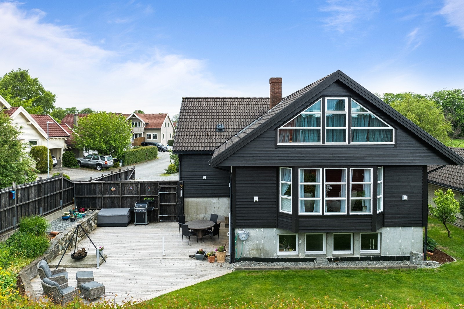 Gjerde som skjermer uteområde for innsyn - gode solforhold. Galleribilde