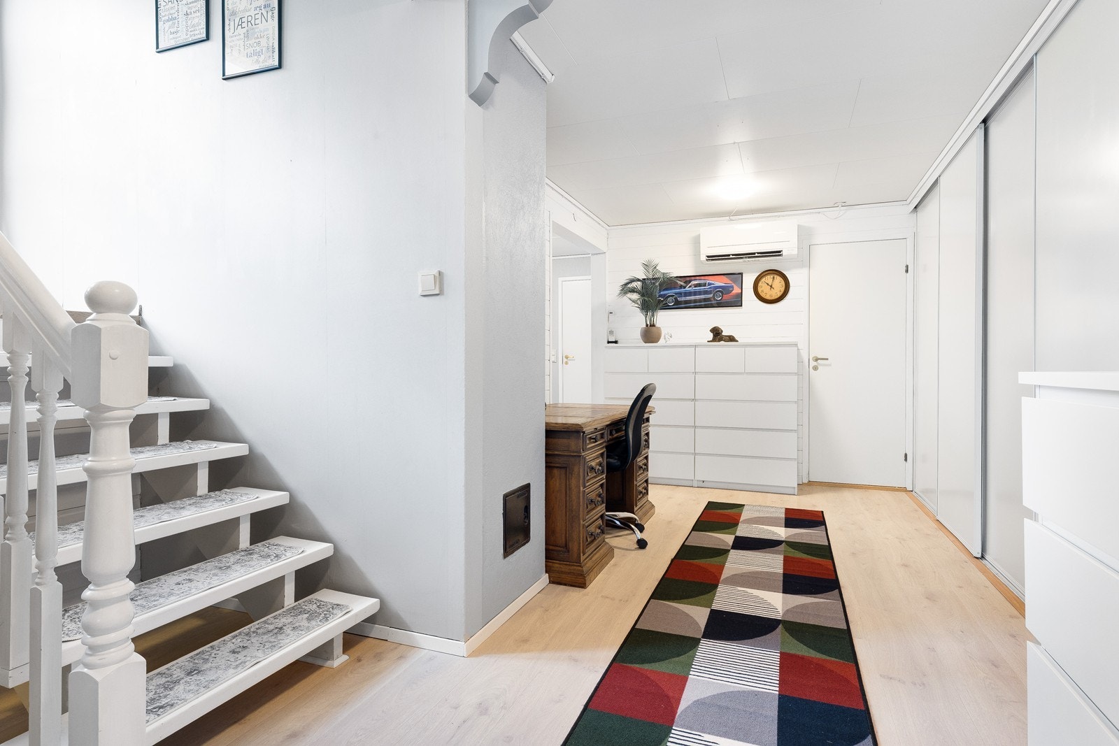 Gang med skyvedørsgarderobe med god oppbevaringsplass. Galleribilde