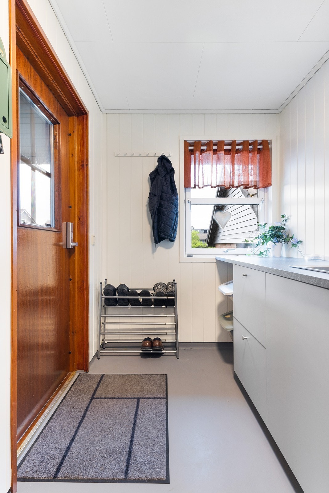 Bi-inngang/vaskerom i forbindelse med kjøkken. Galleribilde