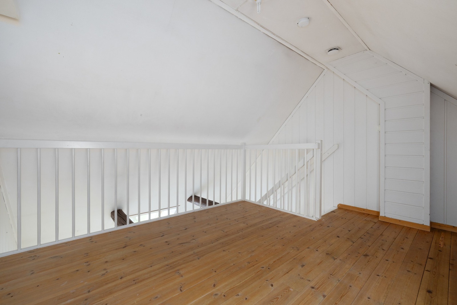 Praktisk hems med flere bruksmuligheter og god gulvplass. Galleribilde