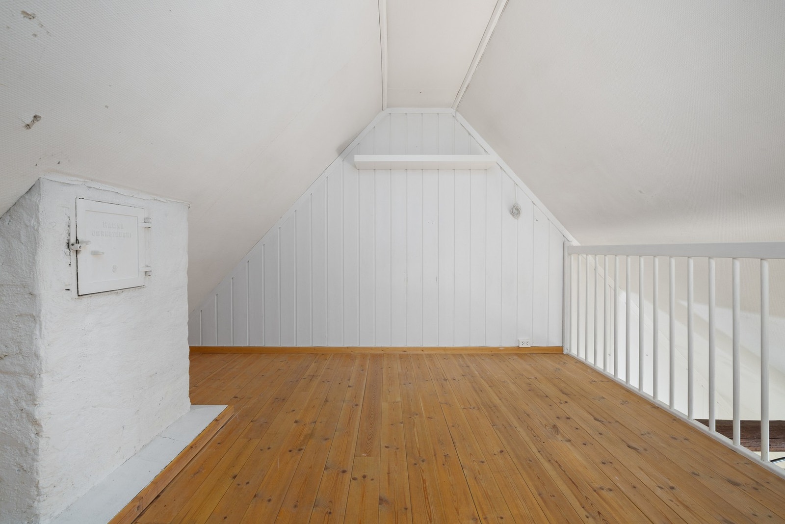 Sjarmerende hems med skråtak og flotte tregulv. Galleribilde