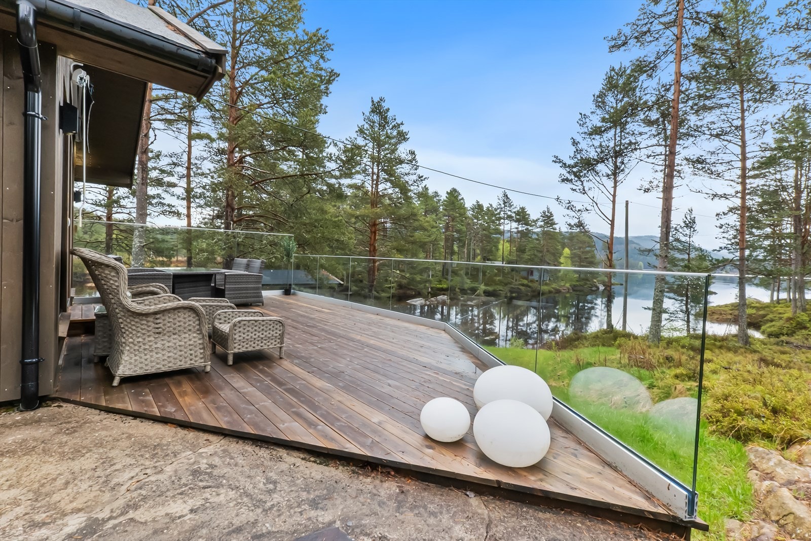 Kort avstand ned til vannkanten. Galleribilde