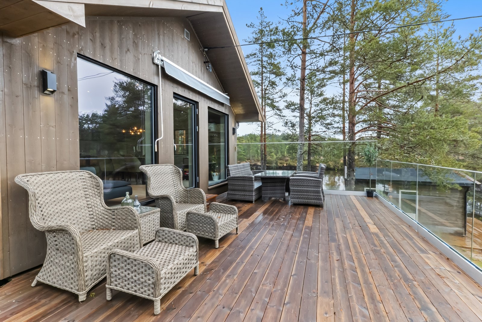 Lun og koselig terrasse med gassrekkverk. Galleribilde