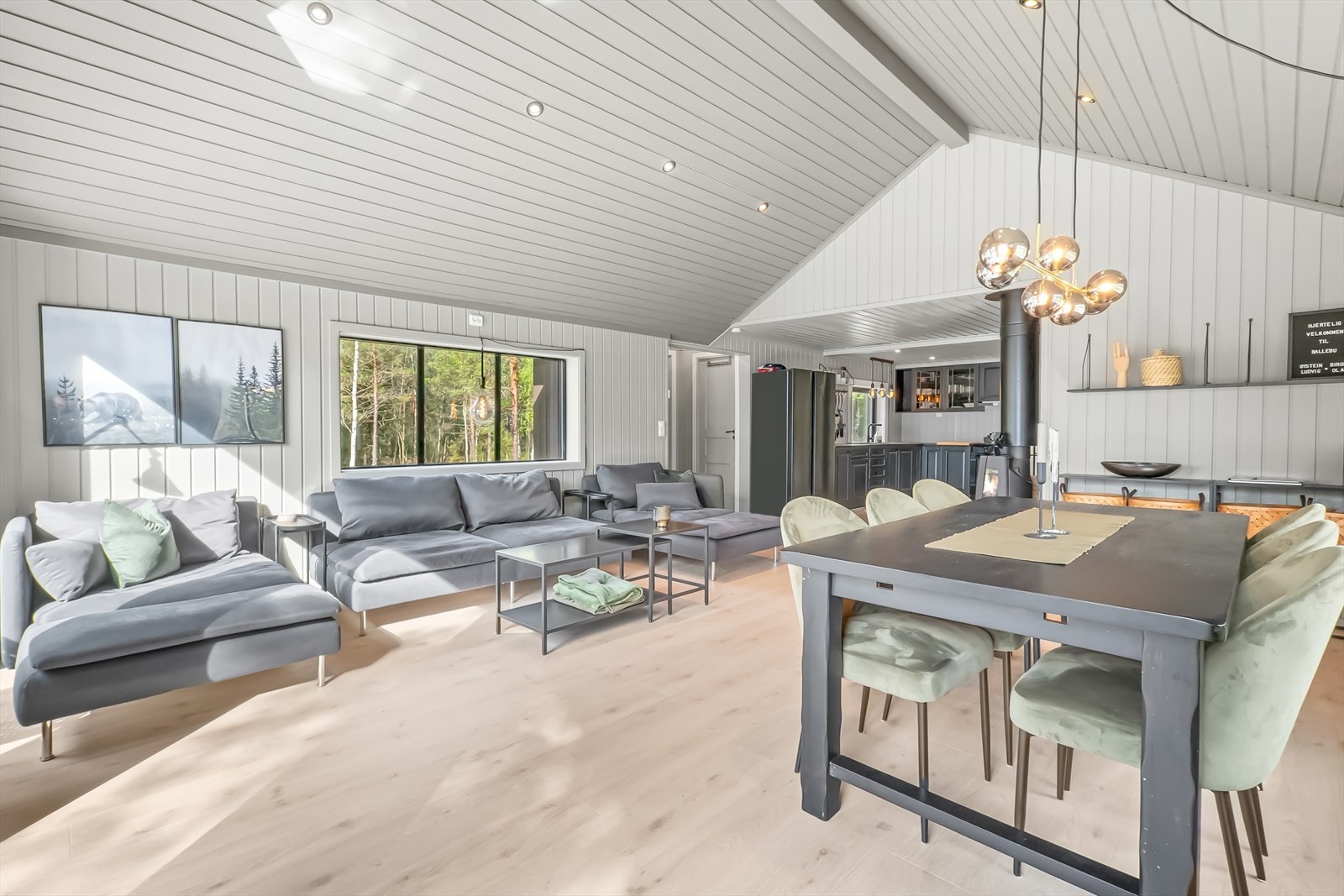God plass til sofagruppe og spisebord. Galleribilde