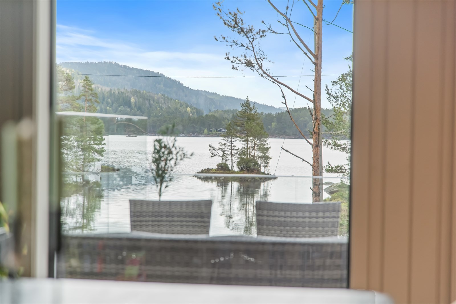 Fra stuen er det utsikt til vannet. Galleribilde