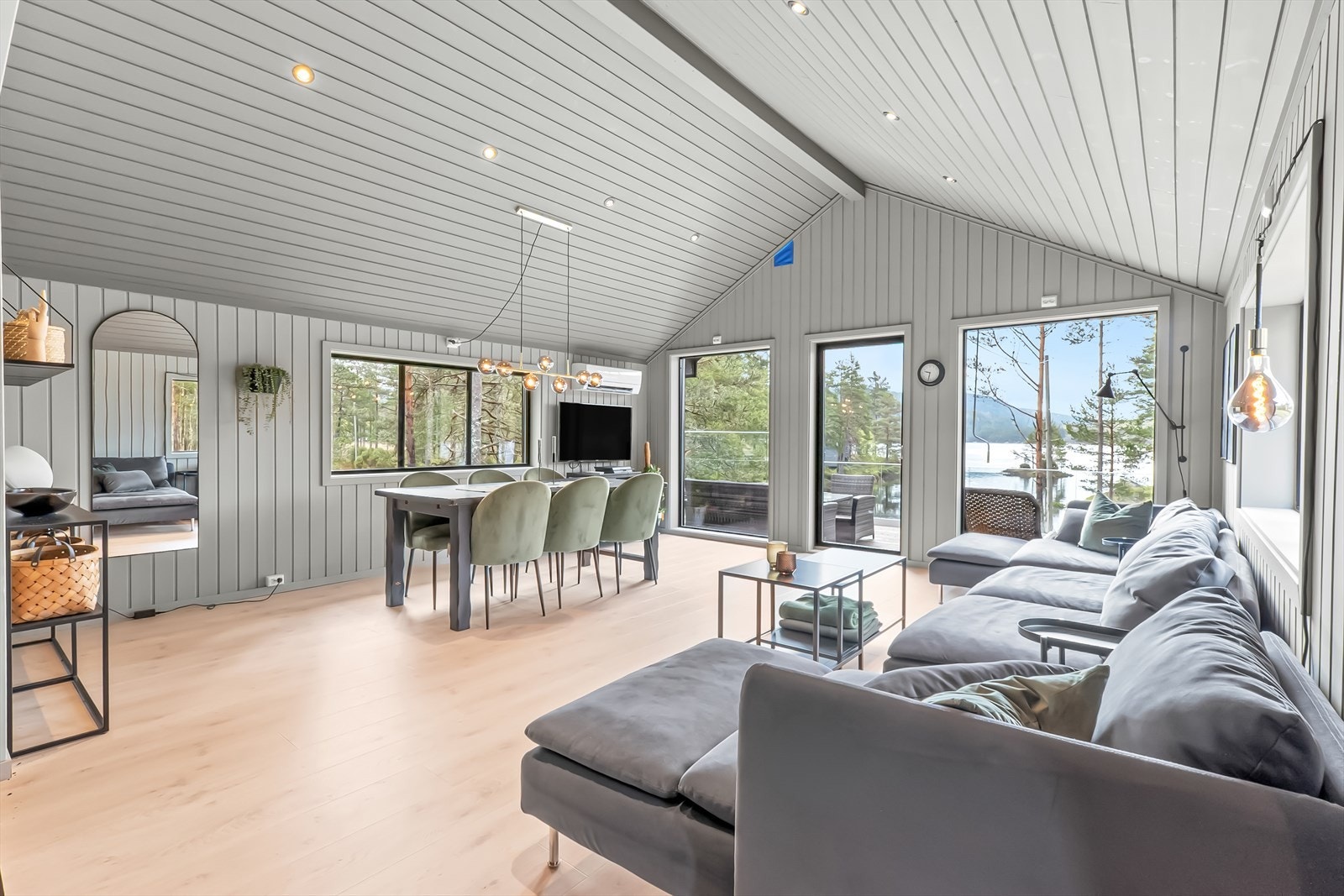 Lys og åpen stue med høy himling. Galleribilde