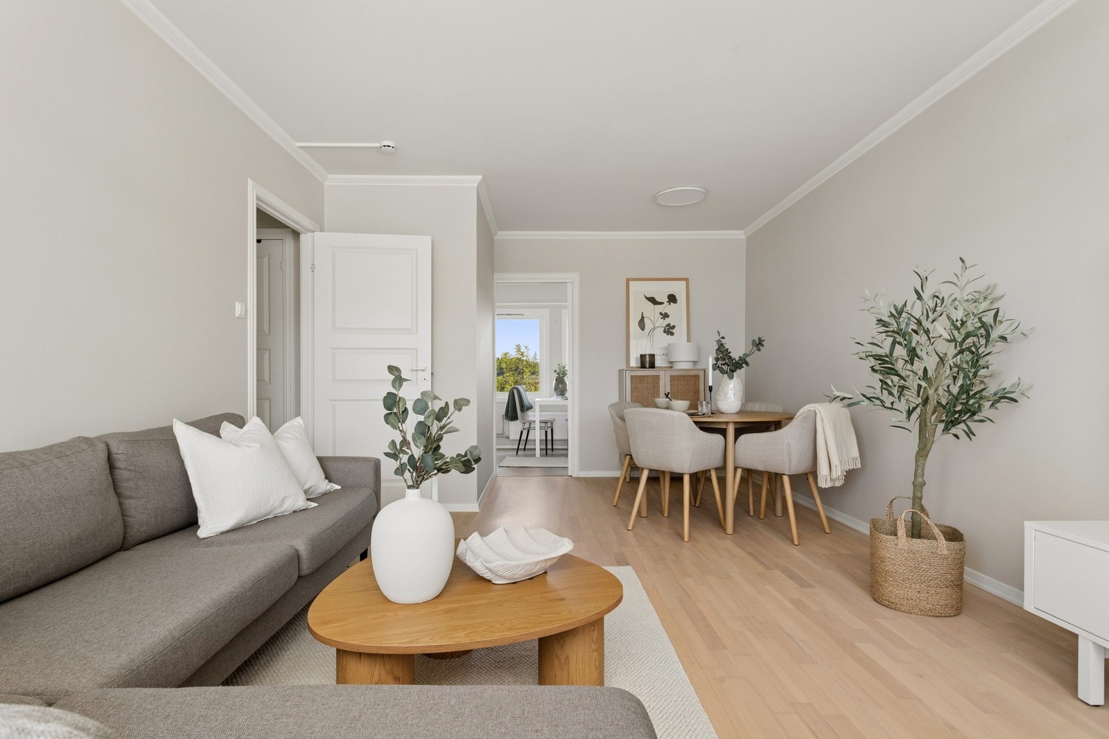 Videre kommer du til stue og kjøkken. Galleribilde