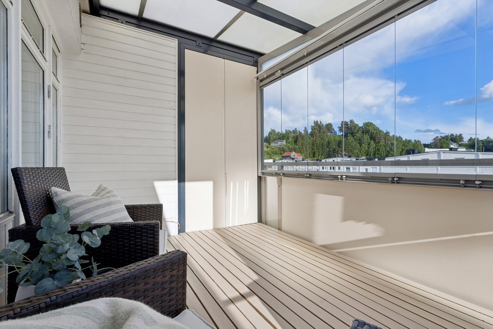 Balkongen er en forlengelse av stuen store deler av året. Galleribilde