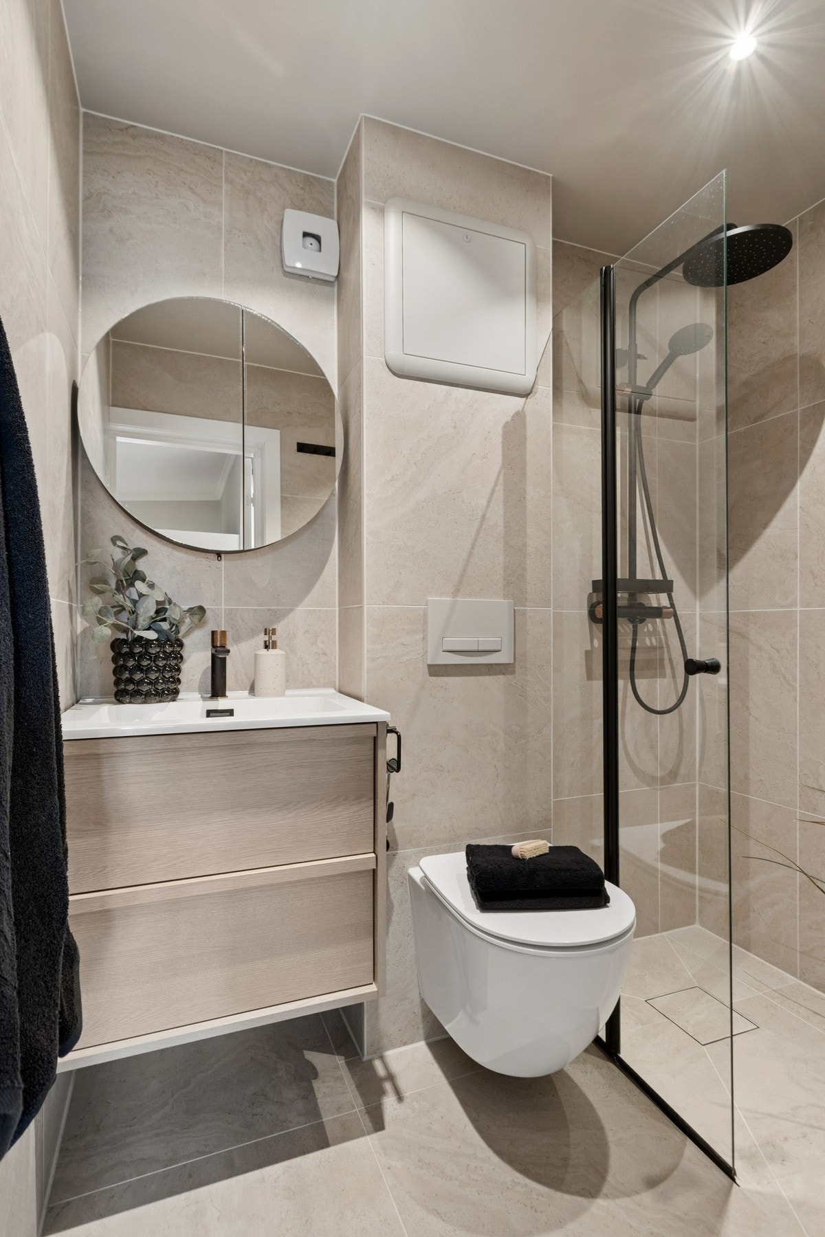 Baderommet ble totalrenovert i 2025 og holder en moderne standard. Galleribilde