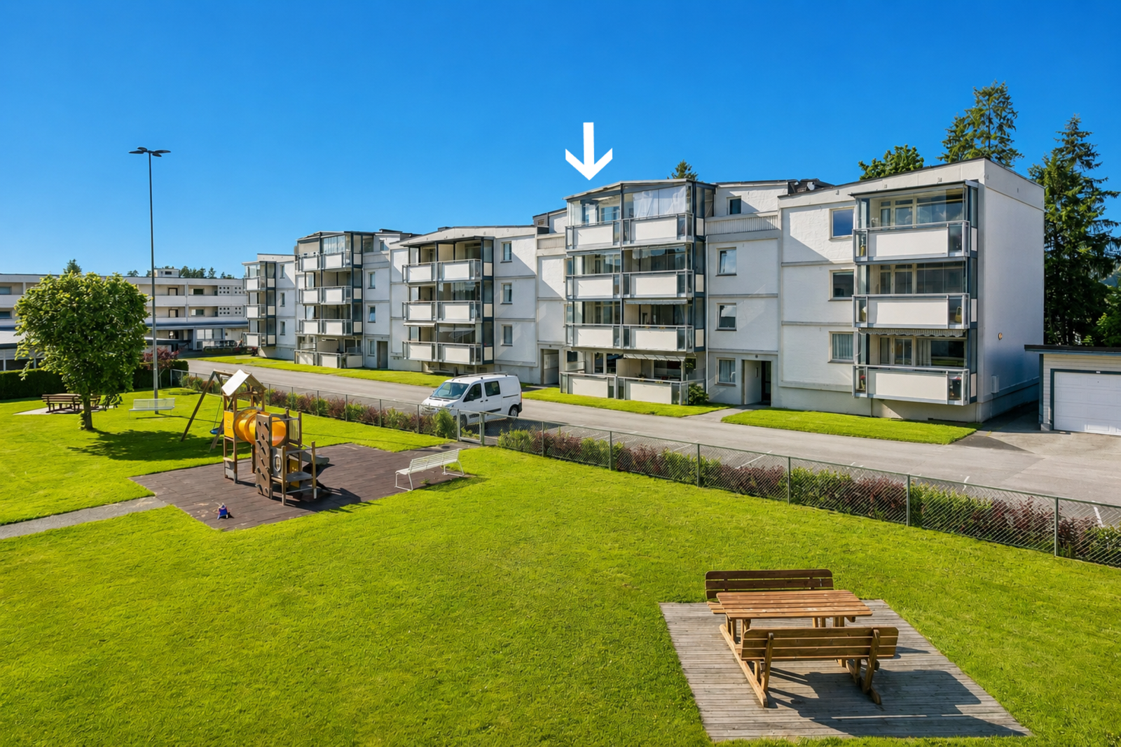 En pen og oppgradert 3-roms leilighet som ligger på toppen med stor, innglasset balkong. Galleribilde