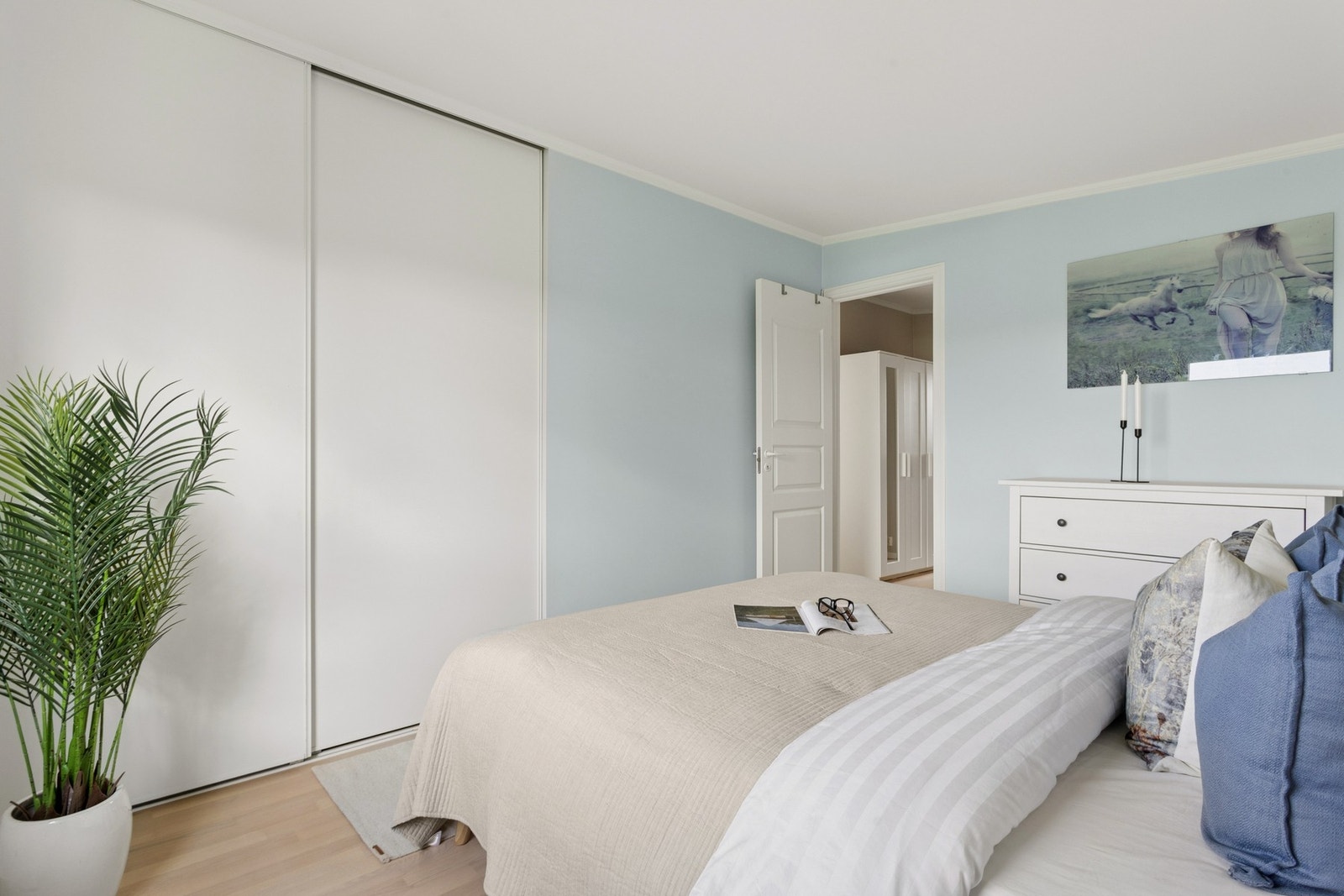 Praktisk med skyvedørsgarderobe på soverommet. Galleribilde