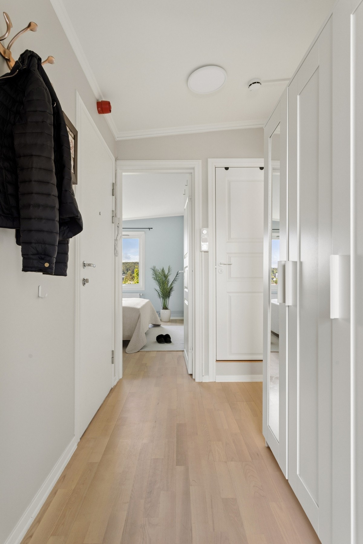 Velkommen inn. Lys entré med fin plass til å hensette sko og yttertøy i garderobeskap. Galleribilde