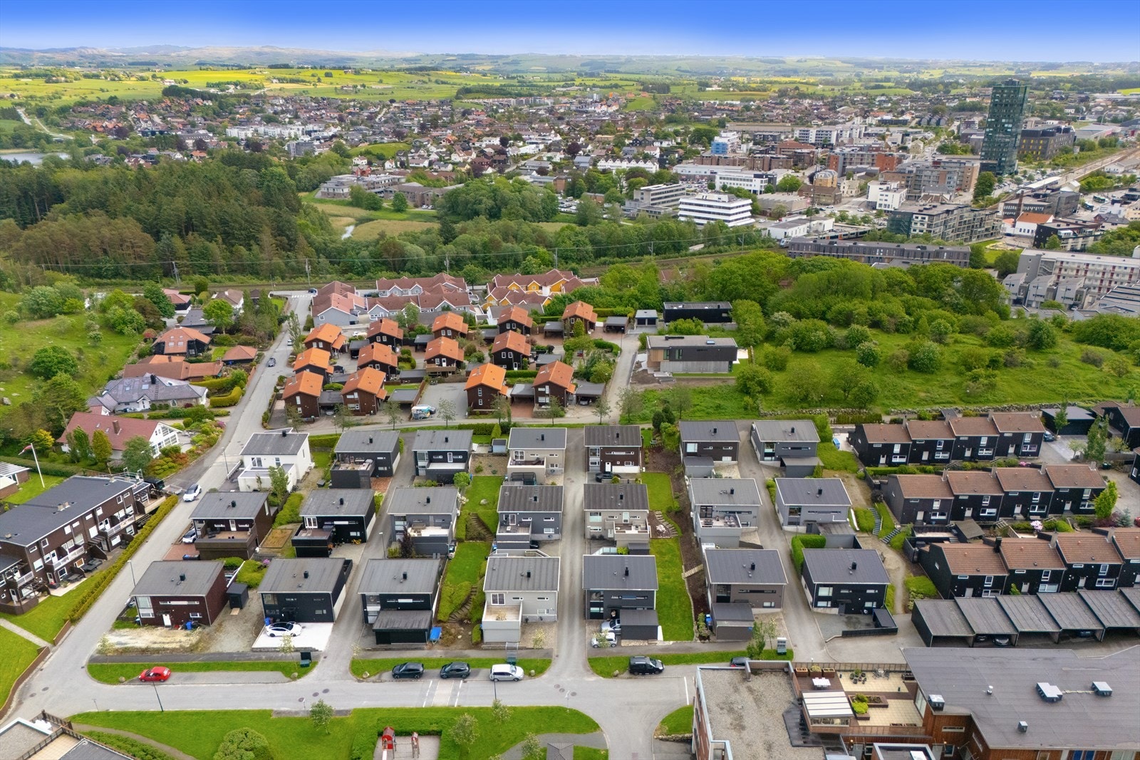 Gangavstand til Bryne sentrum med butikker, M44, kino og restauranter. Galleribilde