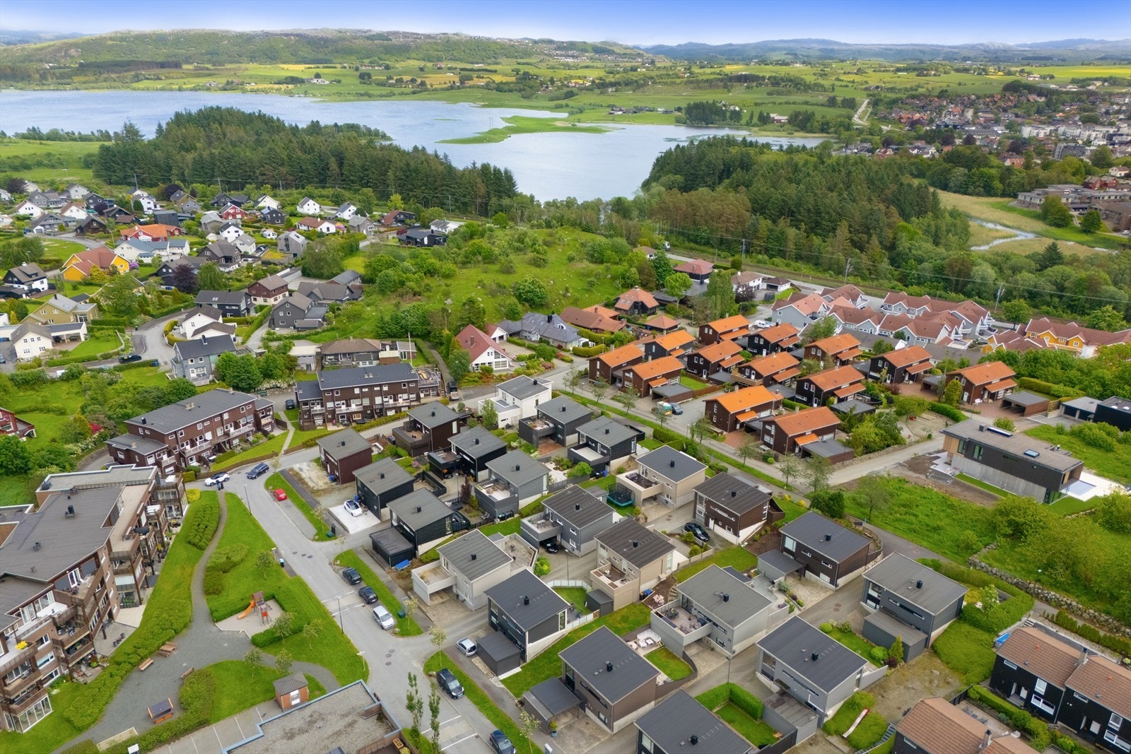 Fra eiendommen er det kort vei til turområdene rundt Frøylandsvatnet. Galleribilde