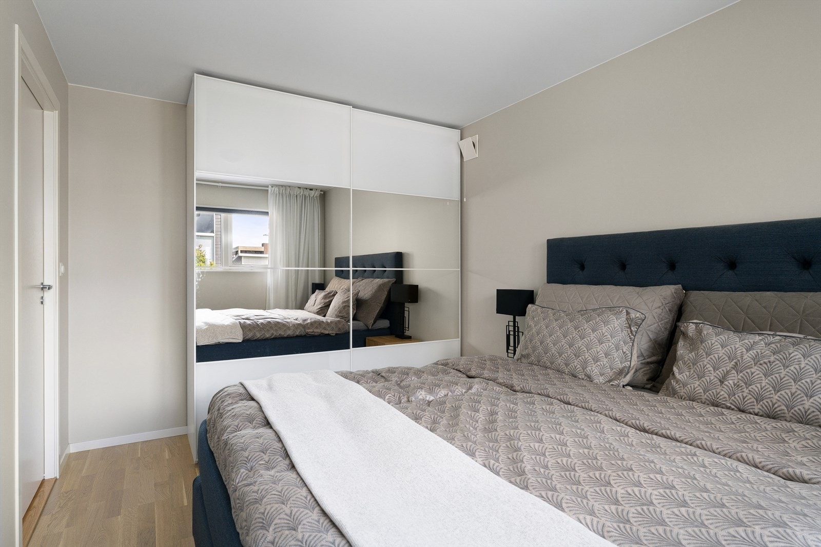 God plass til både dobbeltseng og garderobe. Galleribilde