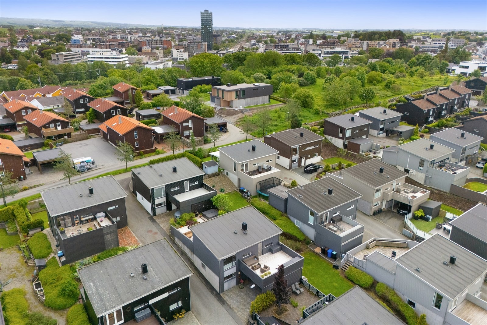 Et barnevennlig område med flere lekeplasser og nærhet til skoler og barnehager. Galleribilde