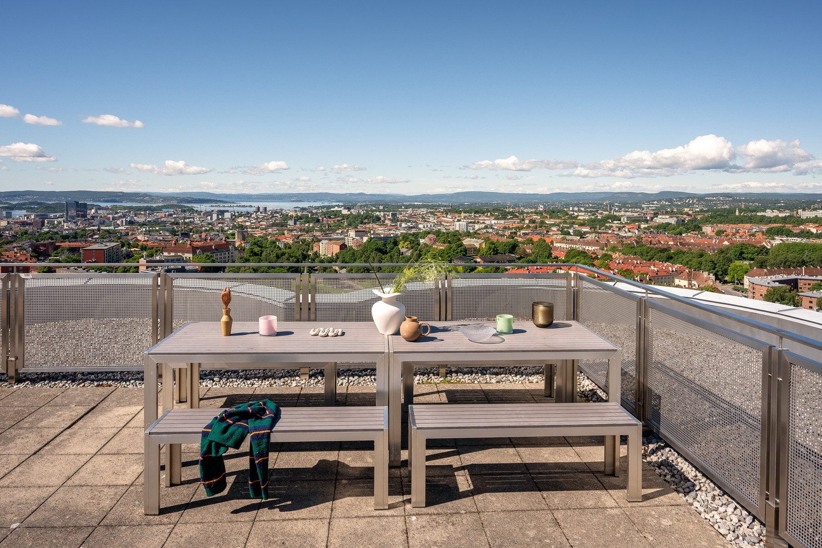 Heisen opp til 15.etasje byr på en fantstisk felles takterrasse med storslagen utsikt. Galleribilde