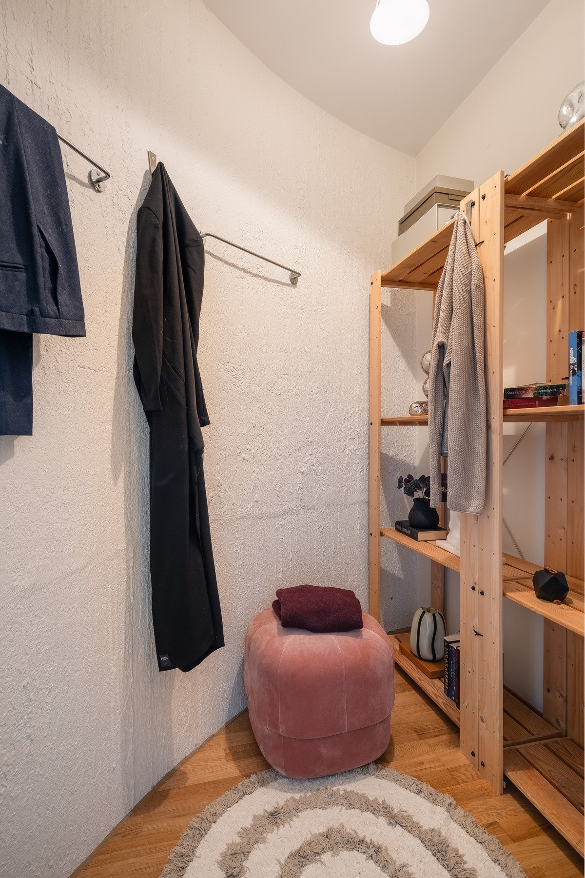 I tillegg til innvendig bod i leiligheten, disponerer boligen en ekstern bod på ca. 4kvm. Galleribilde