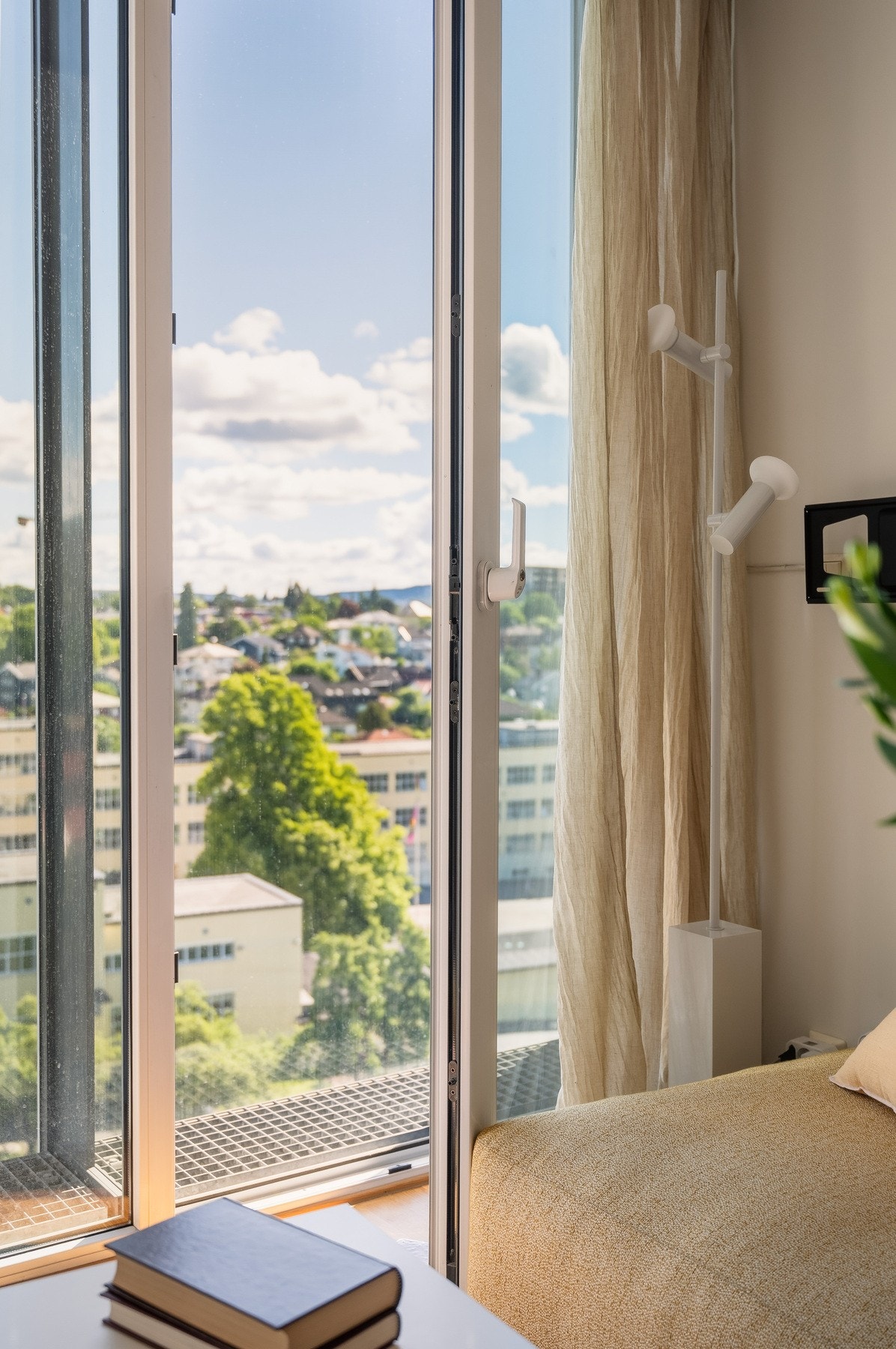 Vinduene har åpningsfunksjon med vinduer utenfor, og rist mellom etasjene, slik at man enkelt kan lufte om man ønsker det. Galleribilde