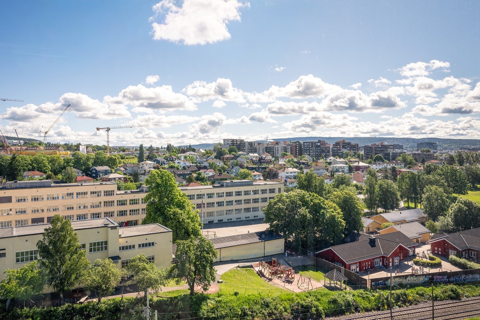 Innsynsfritt og uhindret utsikt fra stuen. Galleribilde
