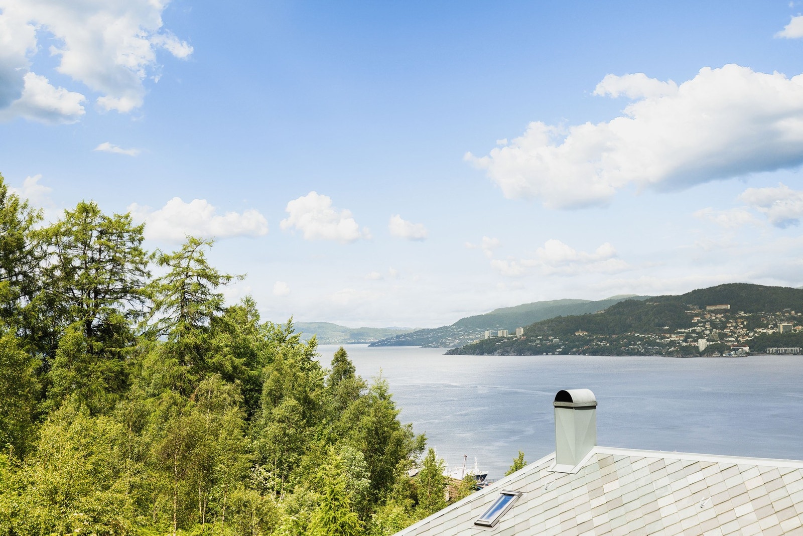 Her kan utsikten mot sjøen, fjellsiden og innseilingen nytes i rolige omgivelser. Galleribilde