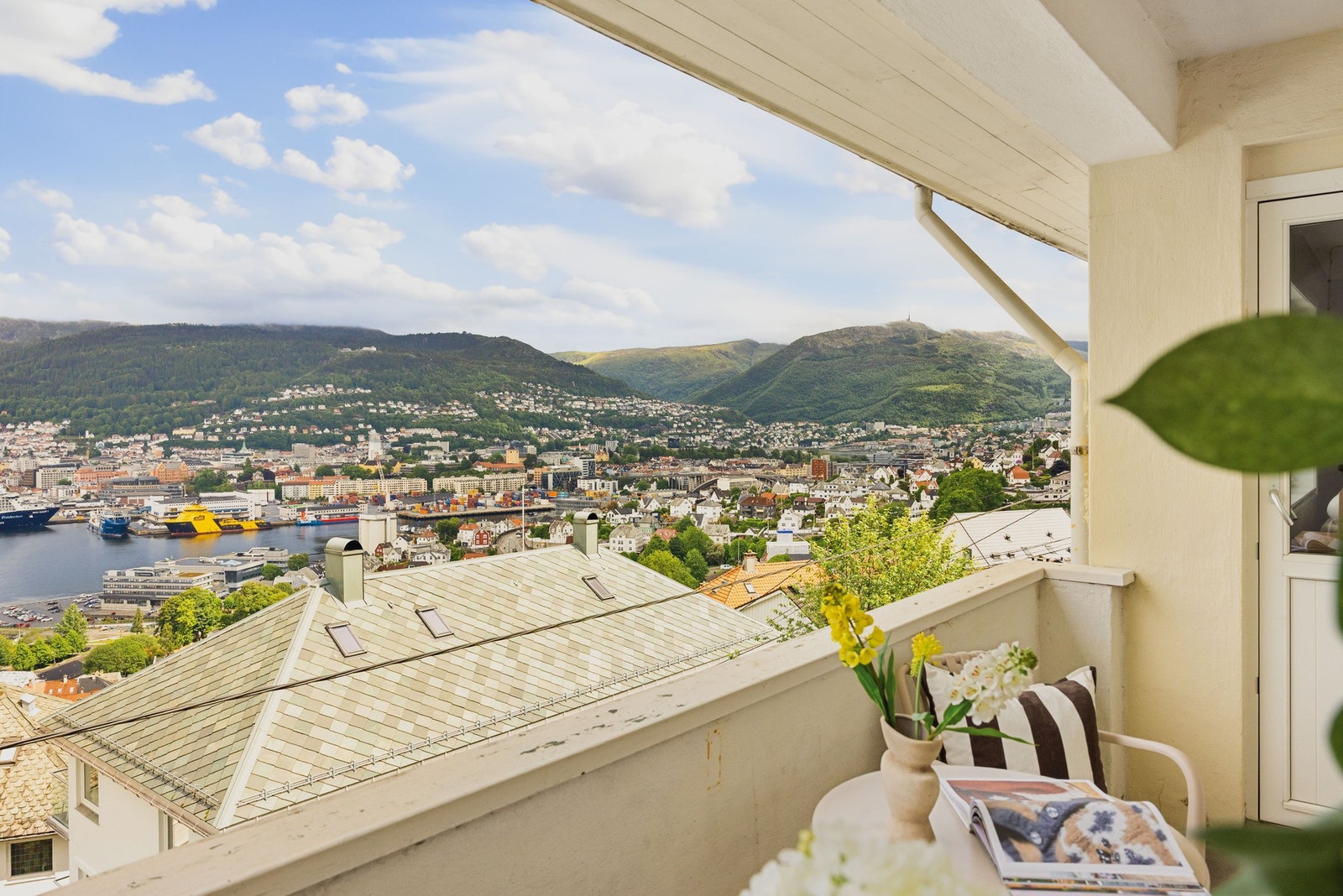 Koselig balkong med nydelig utsikt over Bergen. Galleribilde