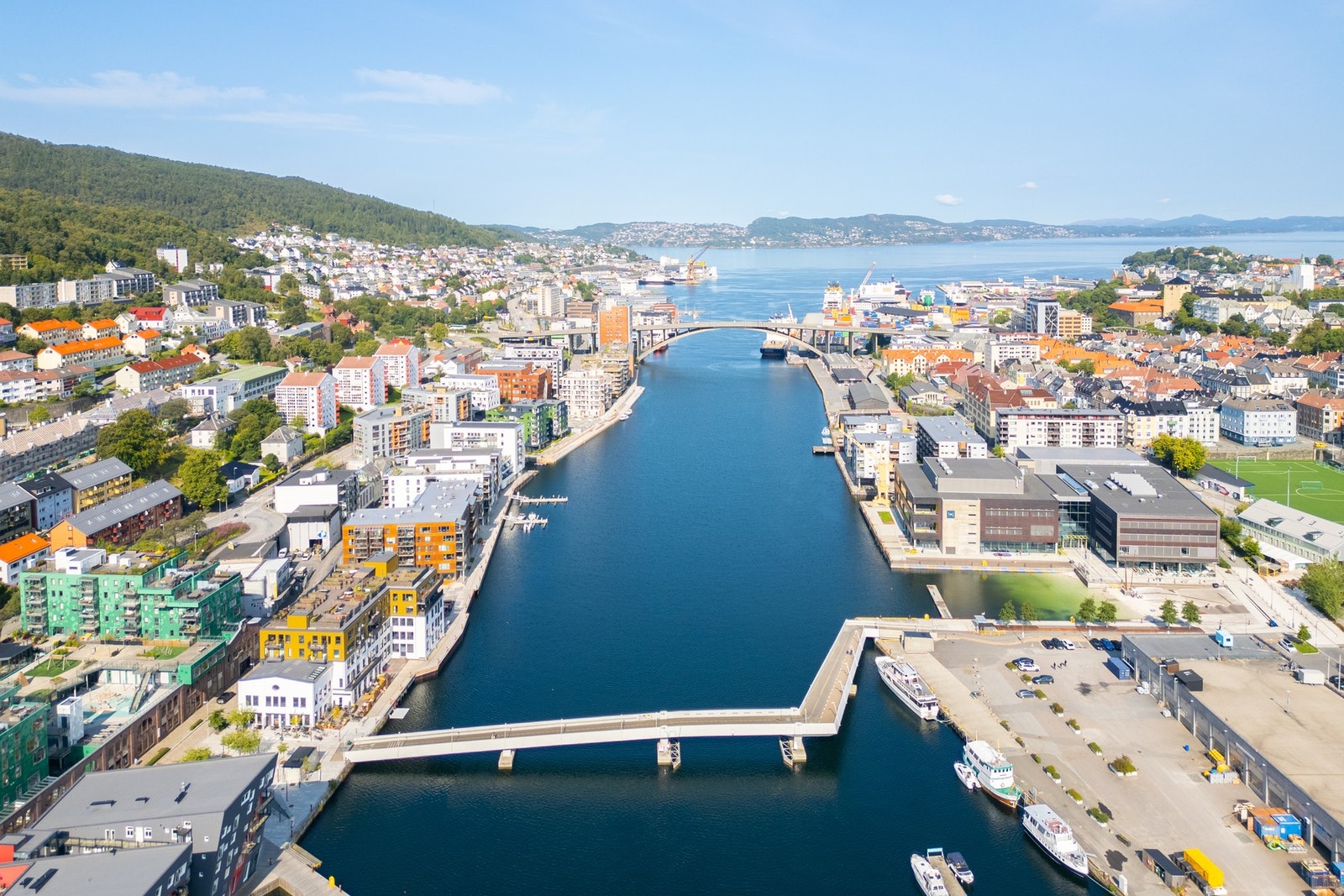 Fra boligen er det også kort vei til Damsgårdssundet, som de senere årene har utviklet seg til et attraktivt og levende område med kaipromenade, serveringssteder, treningssentre og nærhet til Møhlenpris. Galleribilde