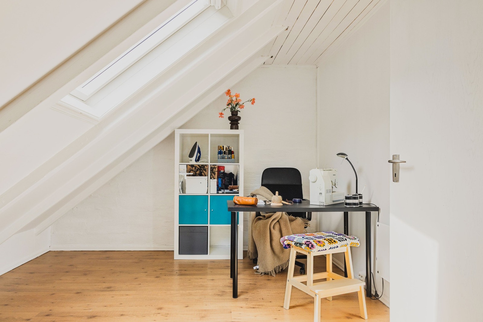 Leiligheten disponerer 2 boder i underetasje og 1 bod på loft med skråtak. Boden på loftet brukes pr i dag som kontor. Galleribilde