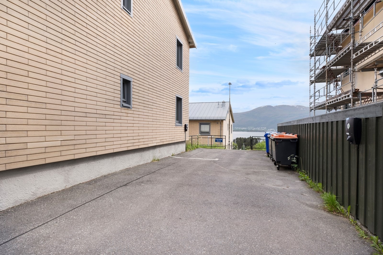 Det er montert elbil-ladere på borettslagets tomt til benyttelse for beboerne i borettslaget Galleribilde