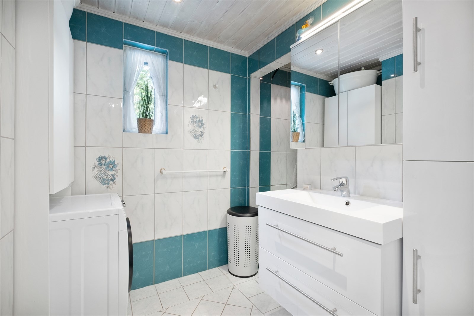 Badet er helfliset og innredning er skiftet i senere tid Galleribilde