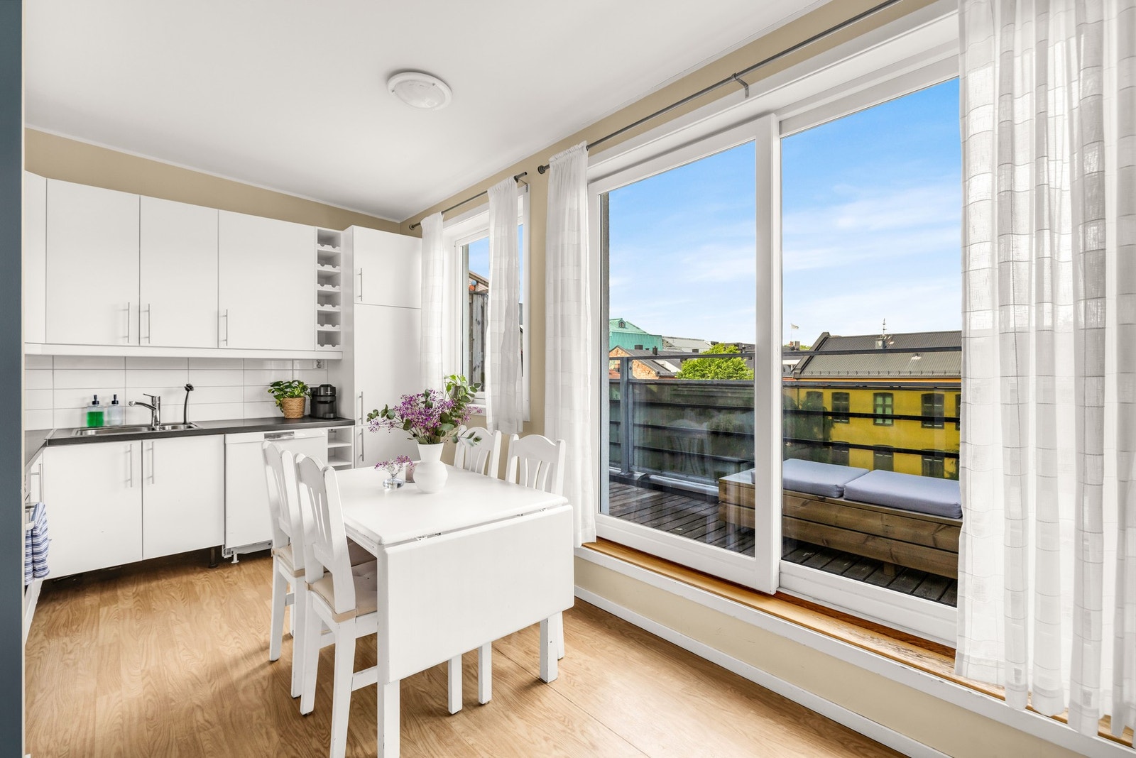 Her et det naturlig avsatt plass til spisebord. Galleribilde