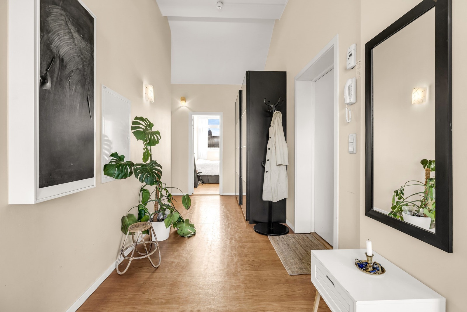 lys og innbydende entré med god oppbevaringsplass i skyvedørsgarderobe med speildører. Galleribilde