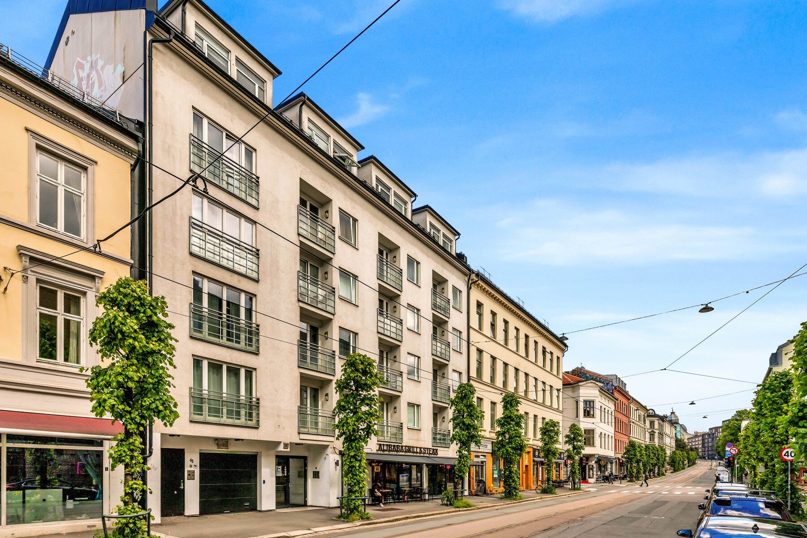 Leiligheten har en ettertraktet beliggenhet i Trondheimsveien 6, midt mellom bylivets puls og grønne oaser. Galleribilde