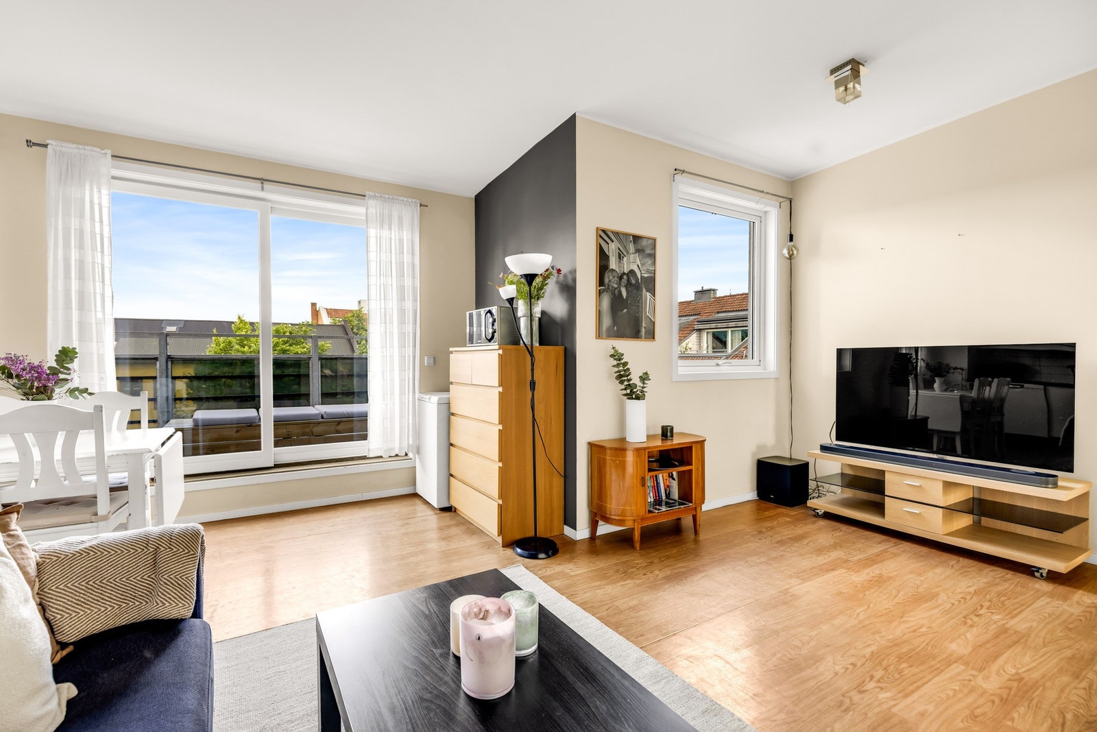Stuen har fleksible møbleringsmuligheter med naturlige soner. Galleribilde