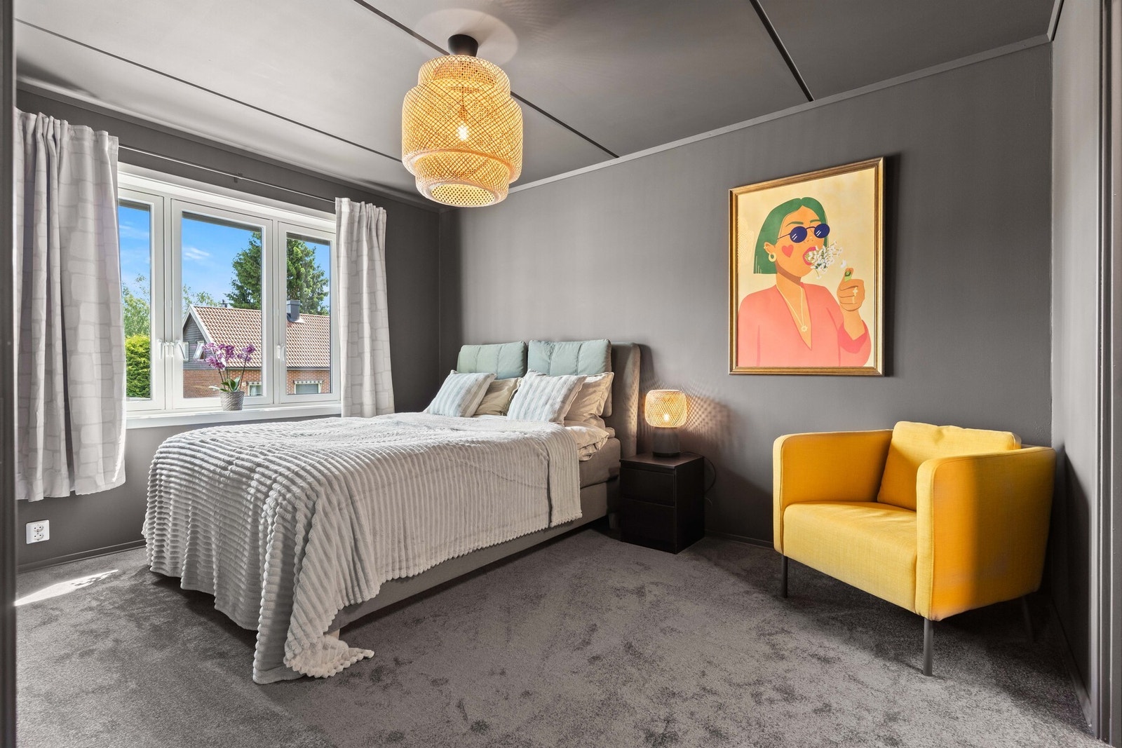 Soverommet er romslig og har god plass til dobbeltseng, nattbord og øvrig møblement Galleribilde