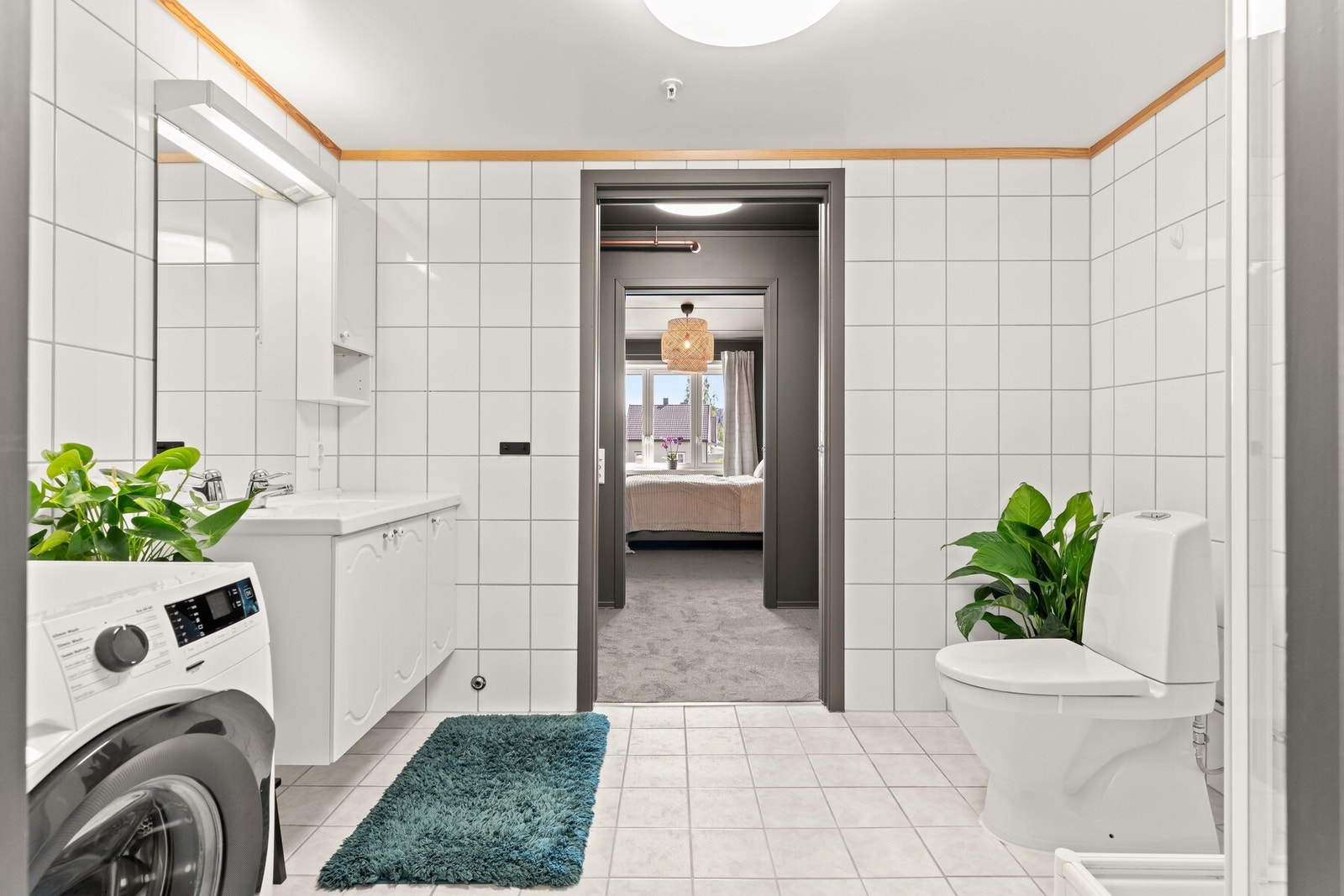 Badet har en praktisk løsning med gjennomgang fra både soverom og felles oppholdsrom Galleribilde