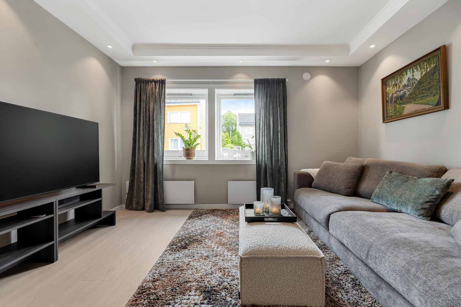 Lys og pen stue med sofaområde samt spiseplass. Galleribilde