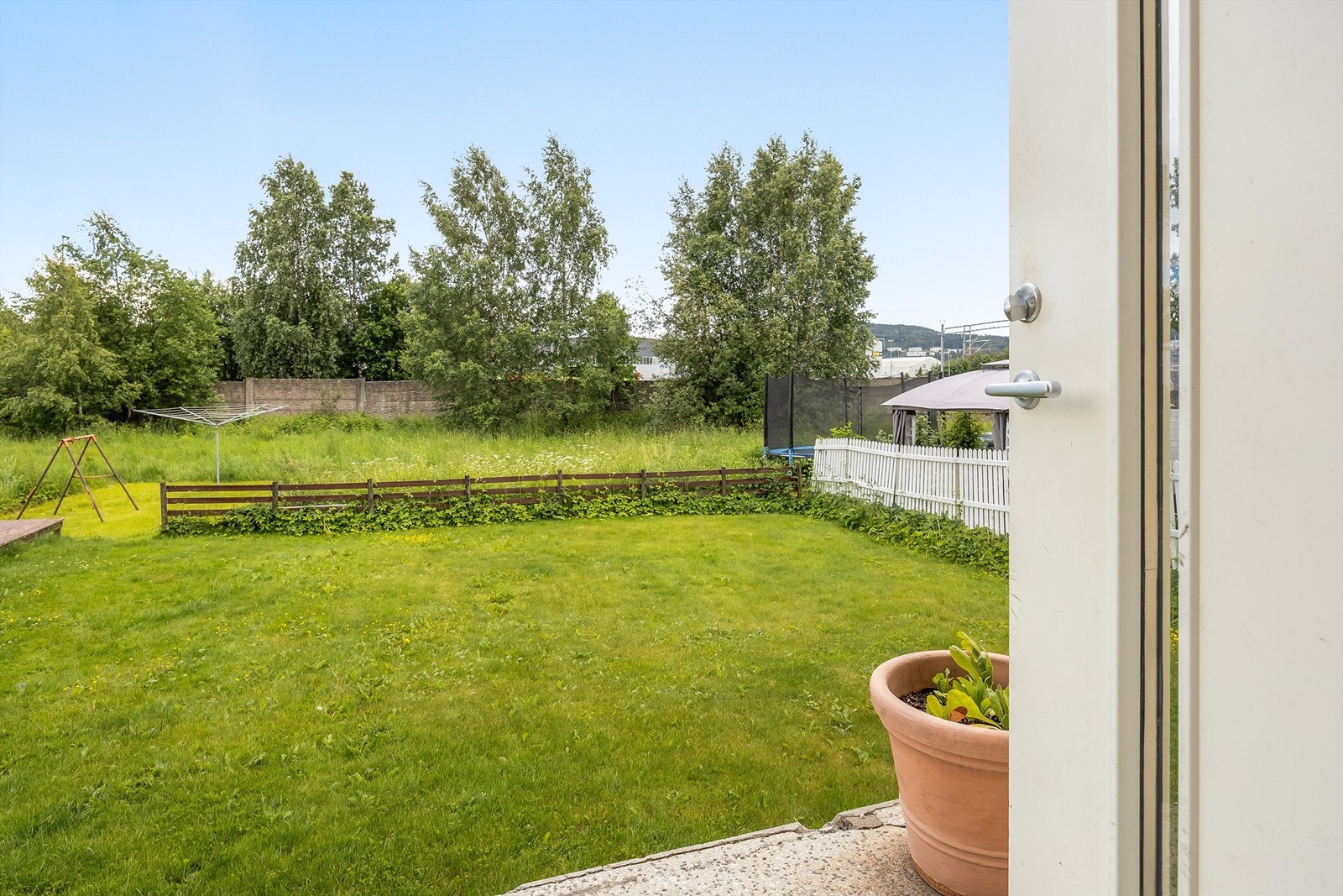 Romslig felleshage med platting som har felles hagemøblement. Hagen har sol fra ca. kl. 08.00 til 20.00 (midtsommerstid) iflg. selger. Galleribilde