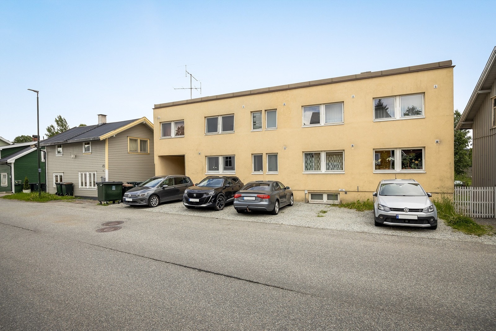 Det praktiseres parkering på felles gruset gårdsplass langs bygningen. Selger anfører at tilhørende disponibel parkeringsplass er merket. Galleribilde