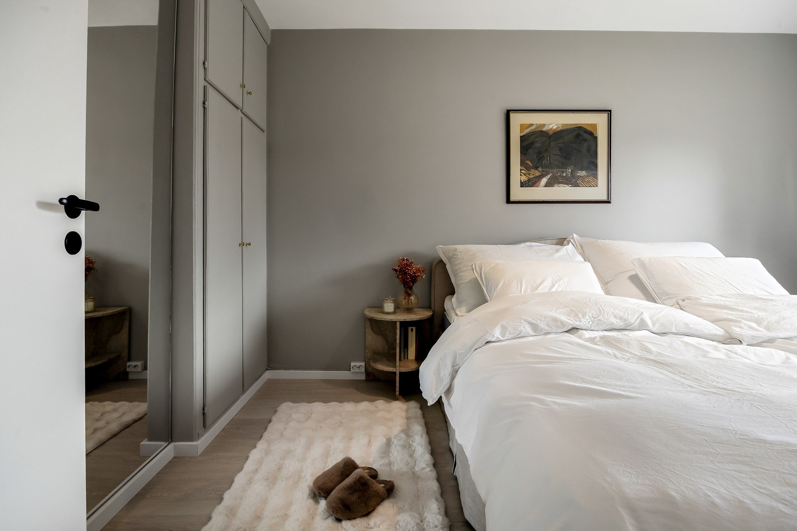 Soverommet har plass til dobbeltseng og en praktisk kontorplass ved vinduet. Galleribilde