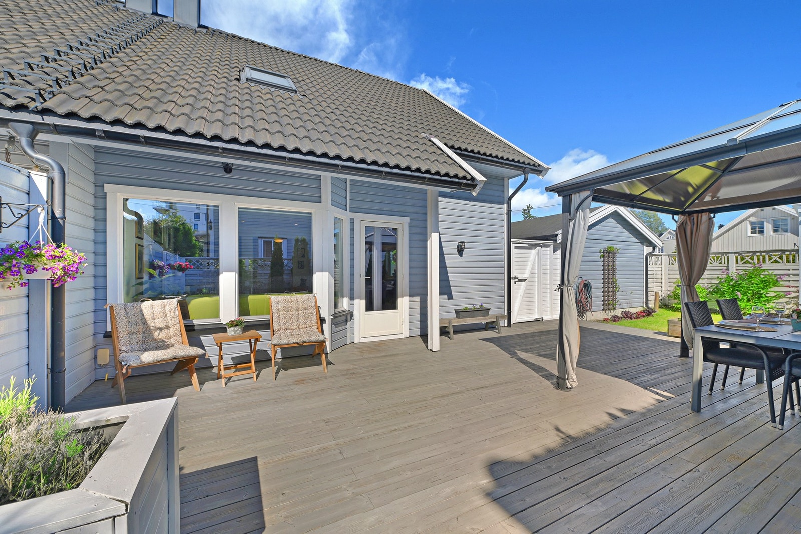 Fra stuen er det direkte utgang til en romslig terrasse på 66 m². Galleribilde