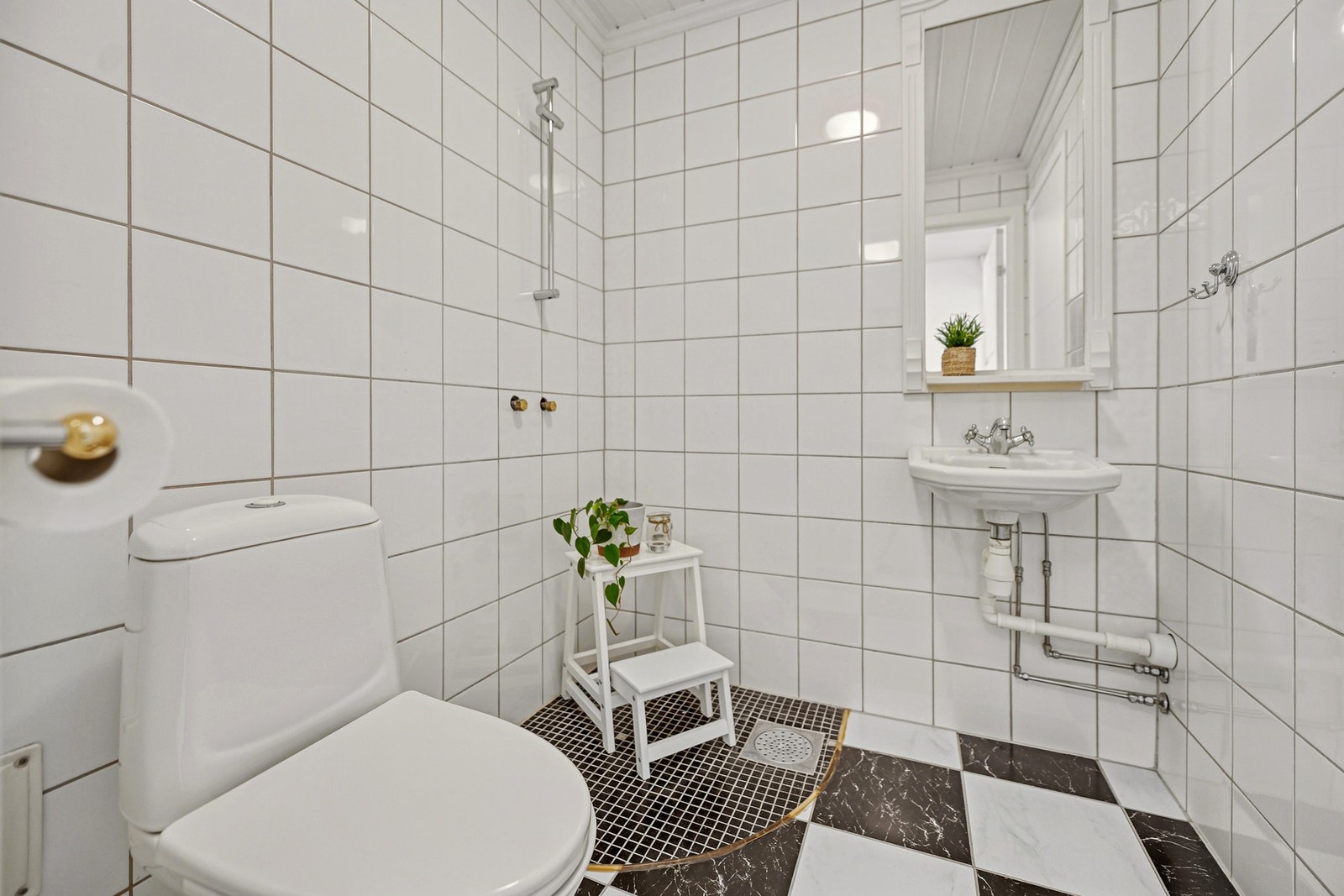 Badet i 1. etasje er innredet med servant, gulvfestet toalett og dusjhjørne. Dusjen har ikke vært i brukt. Galleribilde