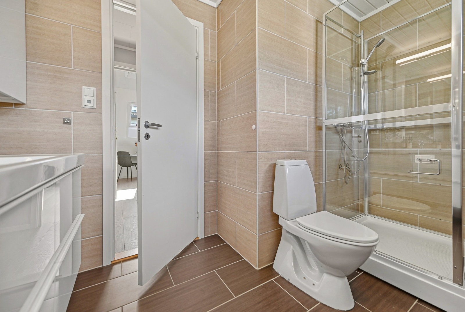 Badet i 2. etasje er innredet med nedfelt servant, gulvfestet toalett og dusjkabinett. Galleribilde